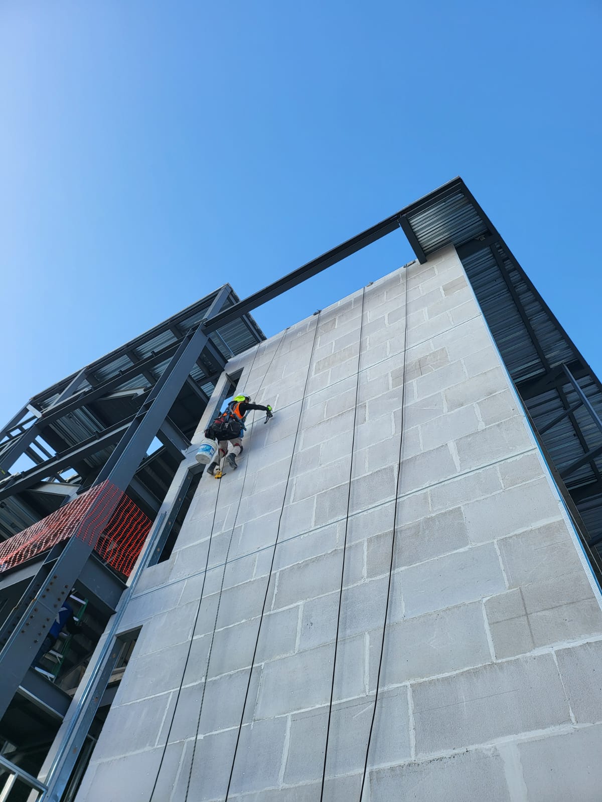 Trabajo en alturas en fachada de edificio